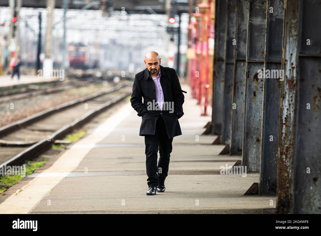 Touristen ziehen Gepäck. Pendler, die am Bahnhofsplatz in Bukarest, Rumänien, 2022 Stockfoto