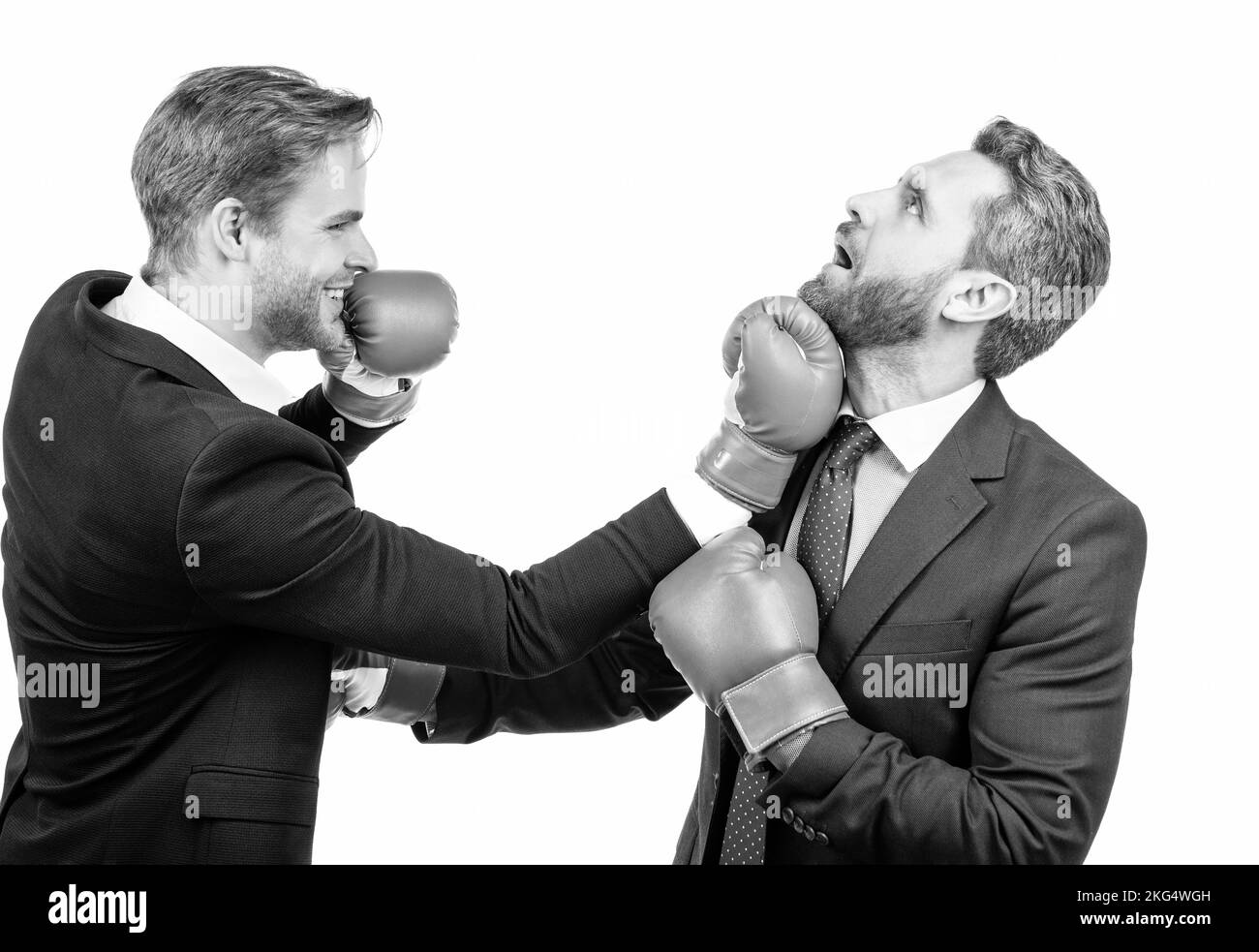 Geschäftspartner Konkurrenten kämpfen mit Boxhandschuhen in formalwear isoliert auf weiß, Wettbewerb Stockfoto
