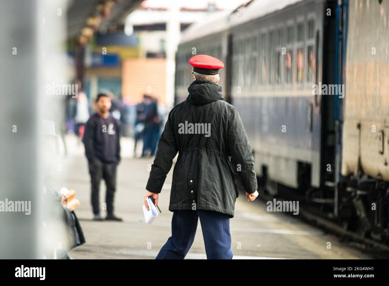 Touristen ziehen Gepäck. Pendler, die am Bahnhofsplatz in Bukarest, Rumänien, 2022 Stockfoto