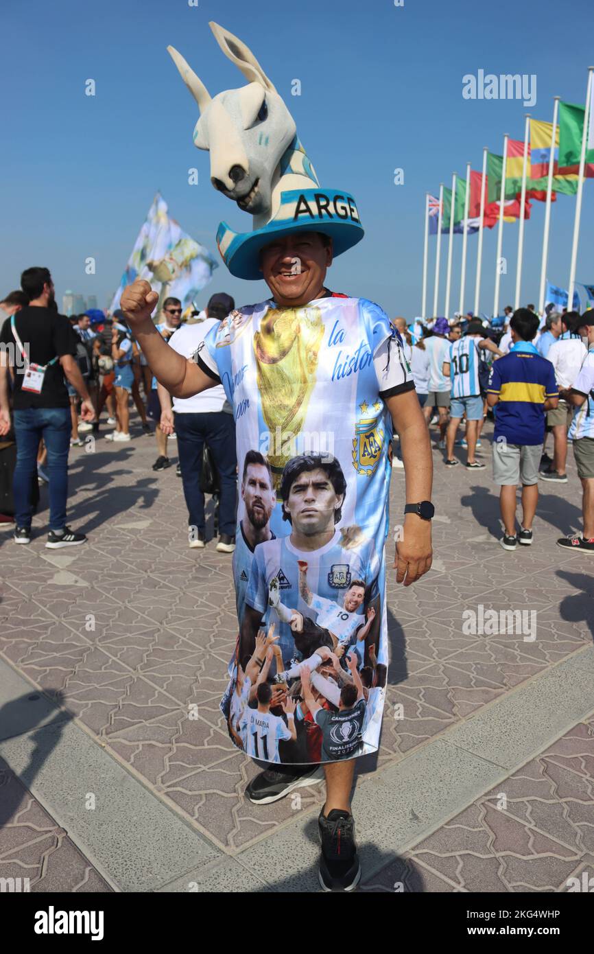 Doha, Katar, 21.. November 2022, argentinische Fans feiern auf der Corniche Stockfoto