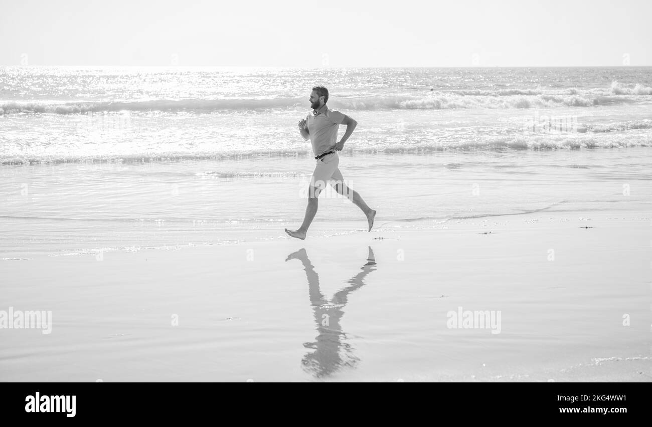 Athletischer Mann Läufer laufen barfuß am Sommerstrand, Sport Stockfoto