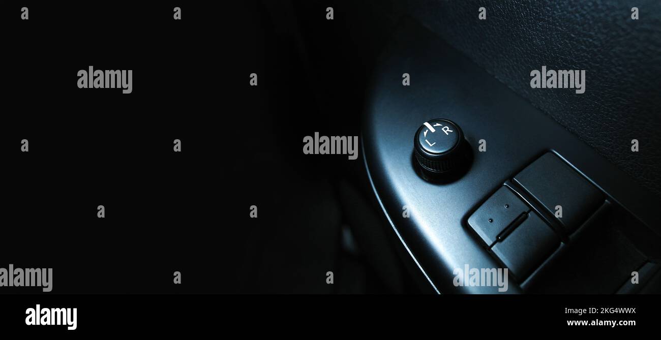 Auto-Flügel Spiegel Einstellschalter auf Armlehnenfeld, Panorama-Banner mit Kopierraum auf schwarzem Hintergrund Stockfoto