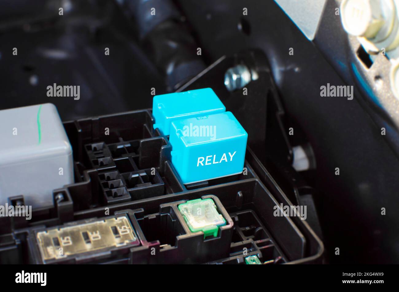 Das elektronische Relais des Autos im Schlitz der Relaissteckdose auf dem Motorraum, Fahrzeugteile Konzept Stockfoto