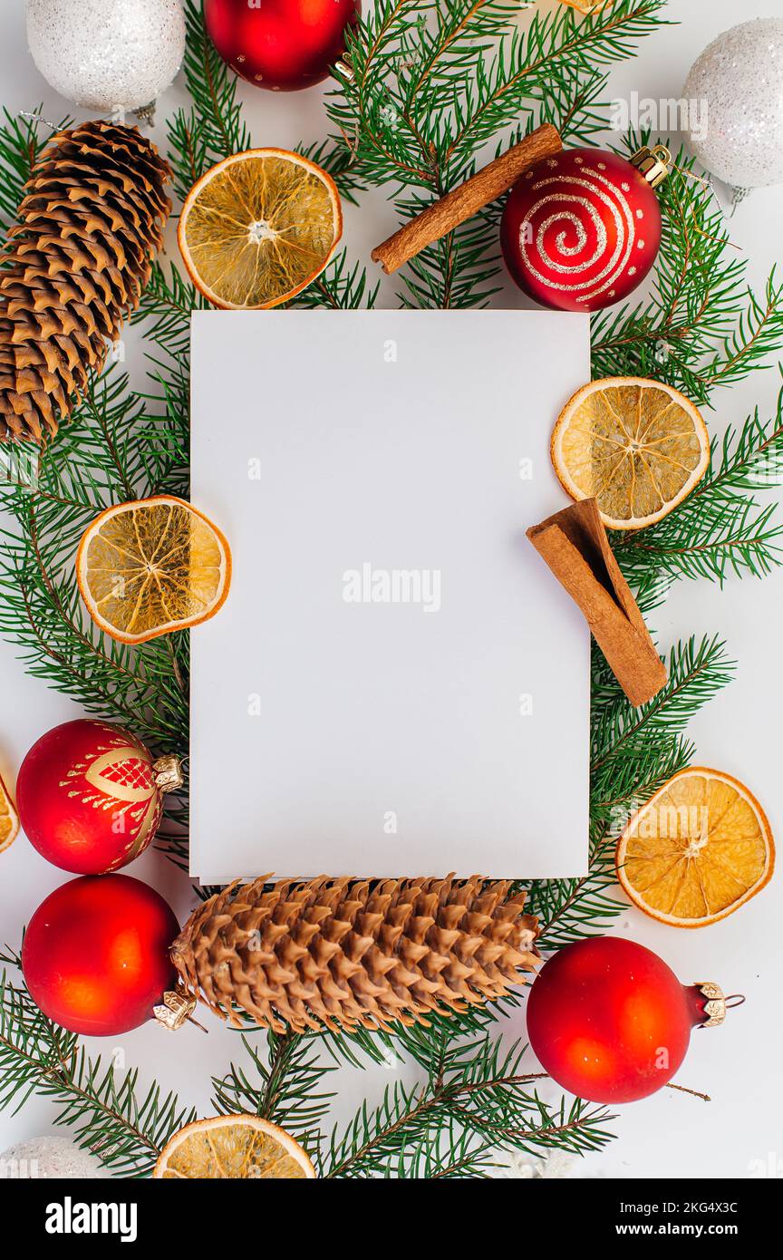 Weihnachtlicher Hintergrund. Zitrusfrüchte und Gewürz auf Holztisch. Draufsicht, Copyspace. Stockfoto