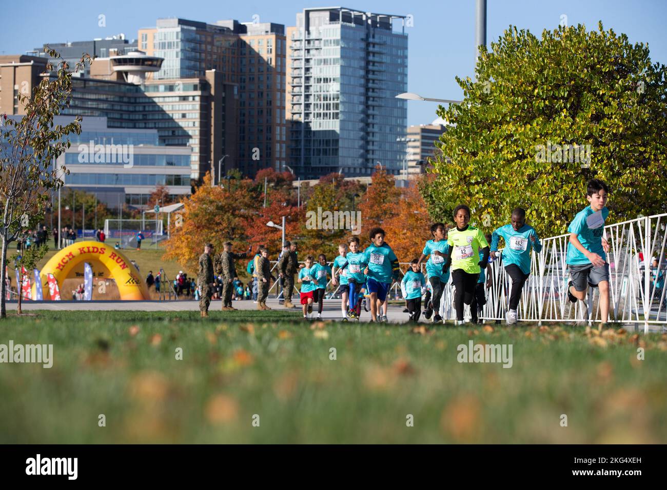 Kinder Rennen bis zum Ziel während des Marine Corps Marathon Kids Run in Arlington, Virginia, 29. Oktober 2022. Der One Mile Fun Run bot Kindern im Alter von 5-12 Jahren die Möglichkeit, mit Marines zu laufen; er beendete das Camp Miles, wo Familien Aktivitäten, Unterhaltung und Spiele genießen konnten. Stockfoto