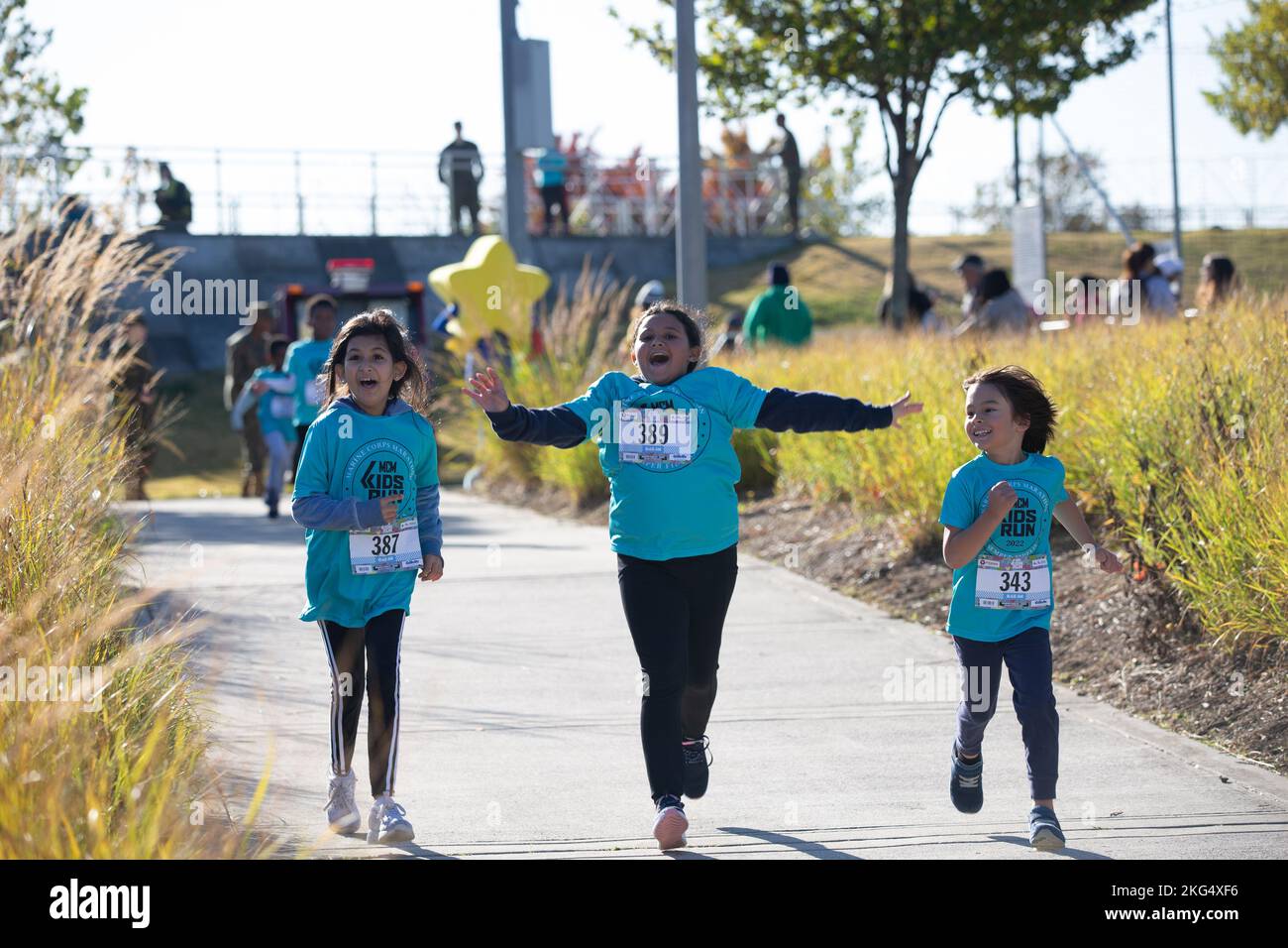 Kinder Rennen bis zum Ziel während des Marine Corps Marathon Kids Run in Arlington, Virginia, 29. Oktober 2022. Der One Mile Fun Run bot Kindern im Alter von 5-12 Jahren die Möglichkeit, mit Marines zu laufen; er beendete das Camp Miles, wo Familien Aktivitäten, Unterhaltung und Spiele genießen konnten. Stockfoto