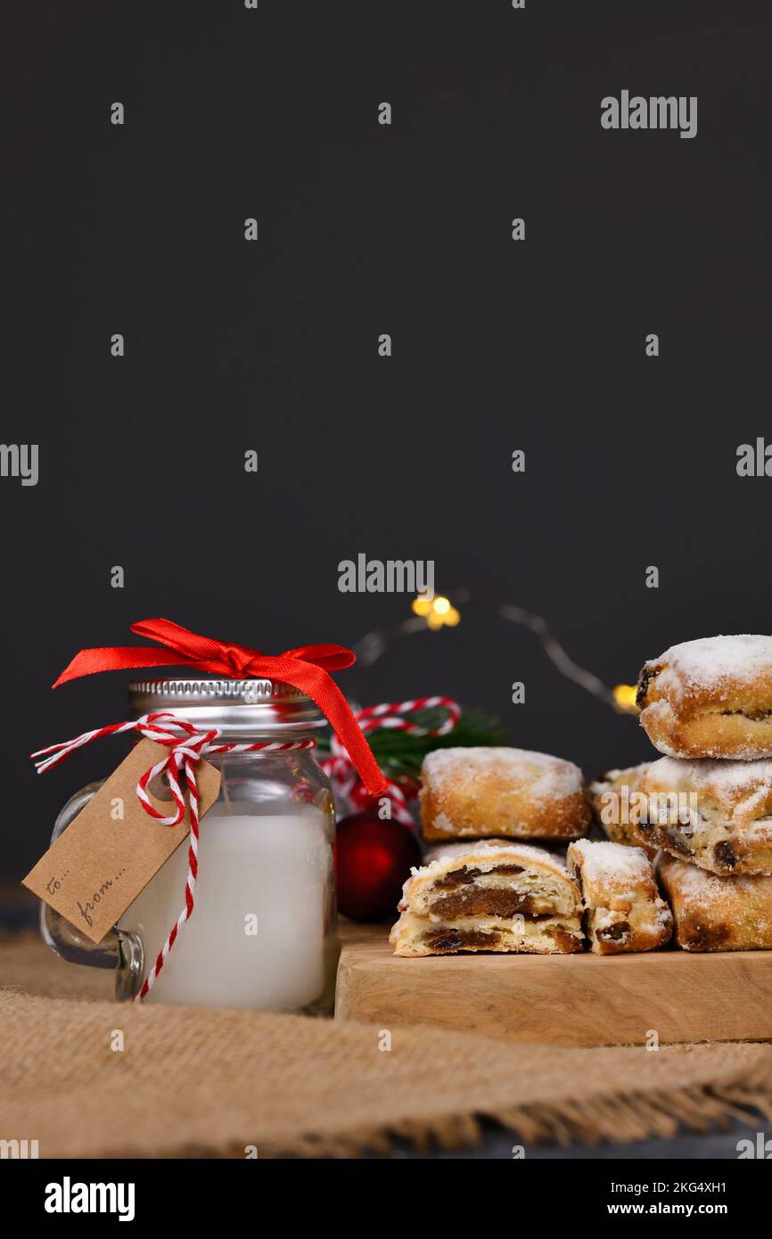Kleine deutsche Stollen-Kuchenstücke, ein Obstbrot mit Nüssen, Gewürzen und getrockneten Früchten mit Puderzucker, traditionell während der Weihnachtszeit serviert Stockfoto