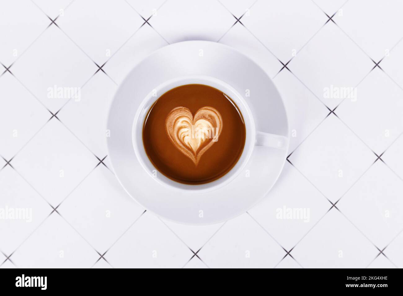Draufsicht auf eine Tasse Kakao mit herzförmigem Milchkaffee Stockfoto