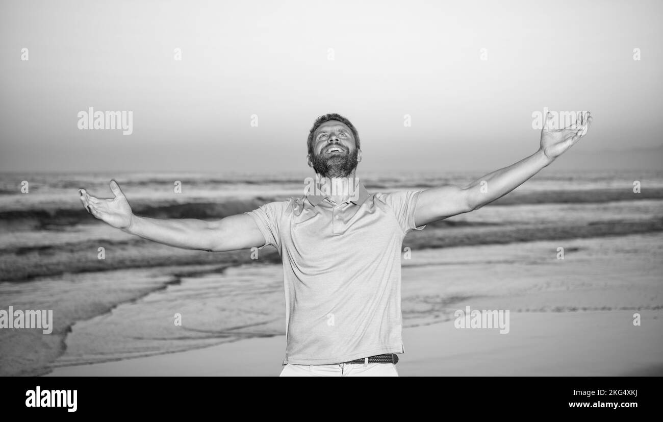 Glücklicher Mann über dem Meer fühlen Freiheit am Morgen Sommer Strand, Urlaub Stockfoto