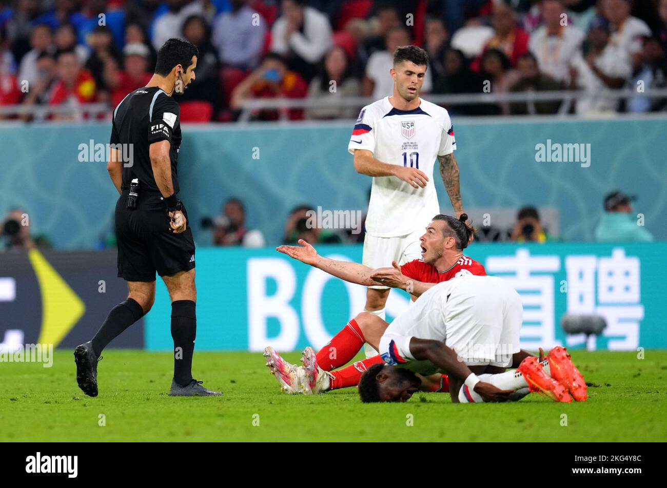 Schiedsrichter Abdulrahman Al-Jassim spricht mit Gareth Bale aus Wales, nachdem er während des Spiels der FIFA-Weltmeisterschaft der Gruppe B im Ahmad bin Ali Stadium in Al-Rayyan den US-amerikanischen Yunus Musah verunglickt hatte. Bilddatum: Montag, 21. November 2022. Stockfoto