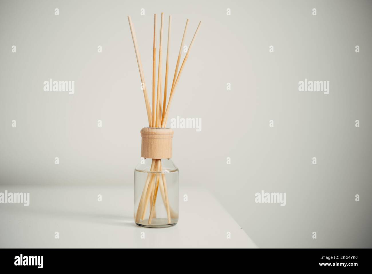 Reed-Lufterfrischer auf dem Tisch im Zimmer Stockfoto