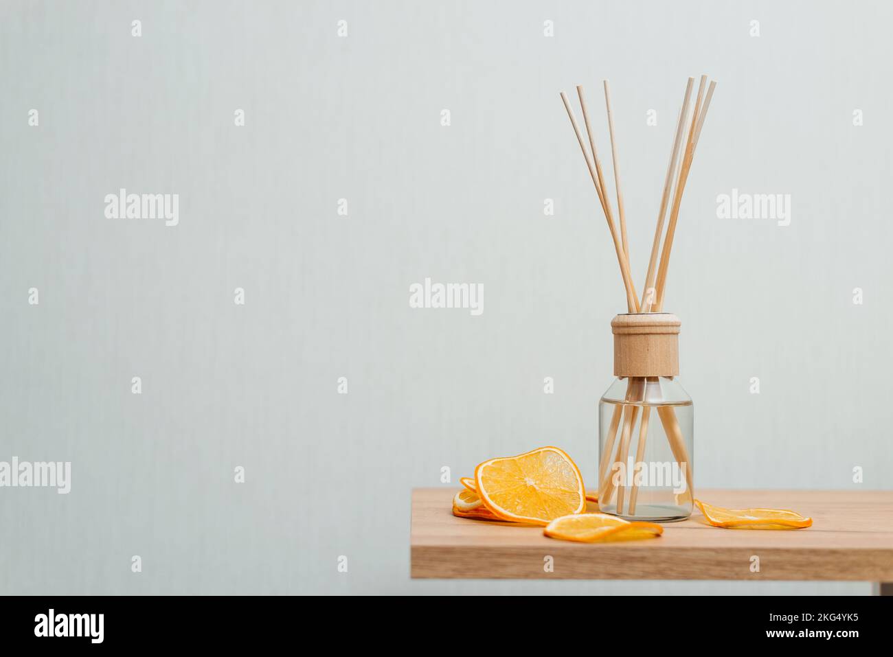Citrus-Schilf-Diffusor auf weißem Hintergrund Stockfoto