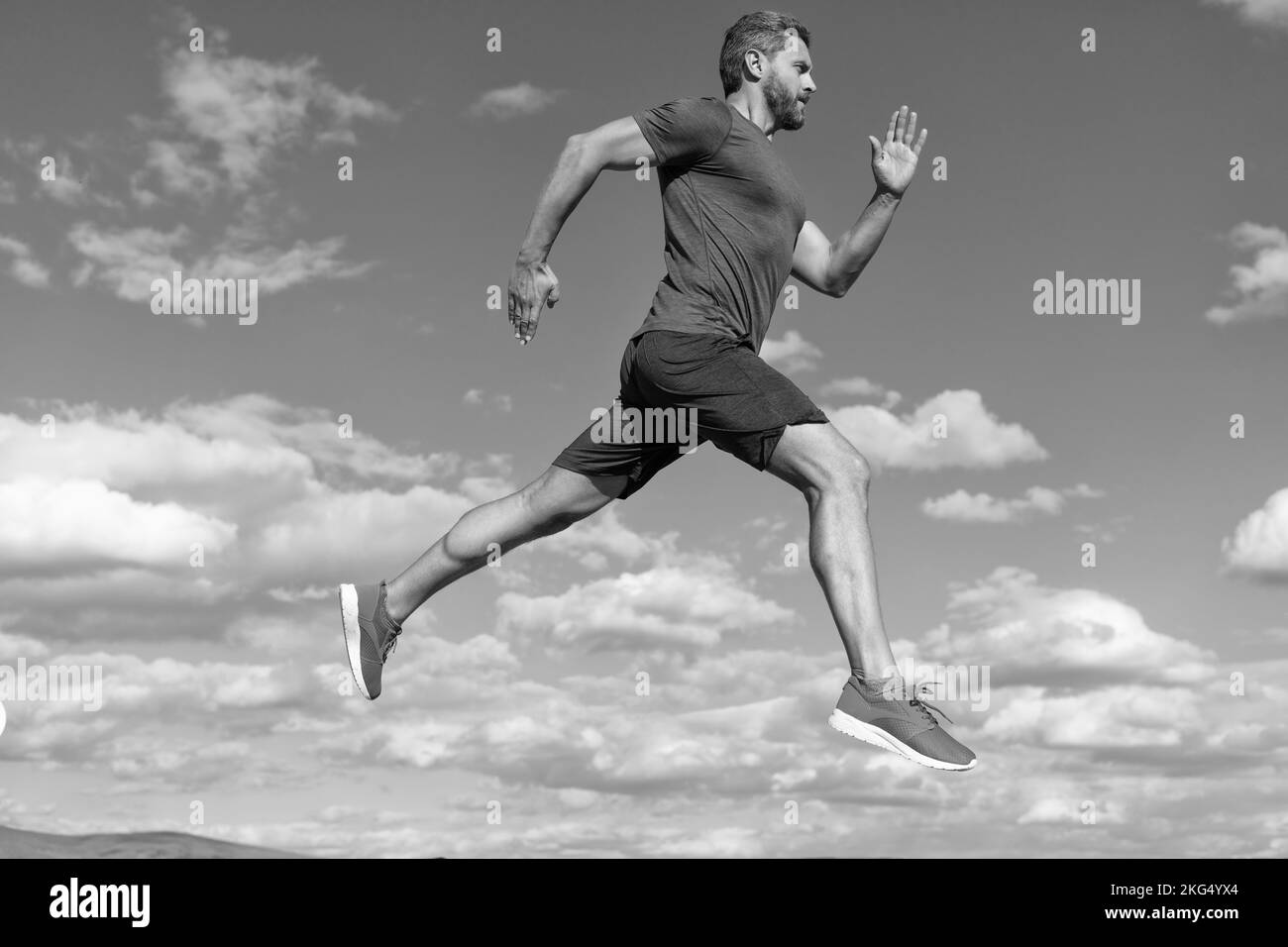 Voller Energie. Fühlen Sie Freiheit. marathon-Geschwindigkeit. Ausdauer und Ausdauer. Jung und frei. sprinter. Sportler laufen schnell, um zu gewinnen. Workout-Aktivität. Gesundheit Stockfoto