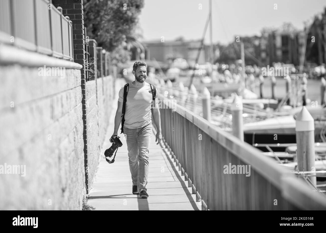 Urlaubsfotograf. Reisefotograf Promenade mit Kamera. Sommer-Reisende gehen Sightseeing Stockfoto