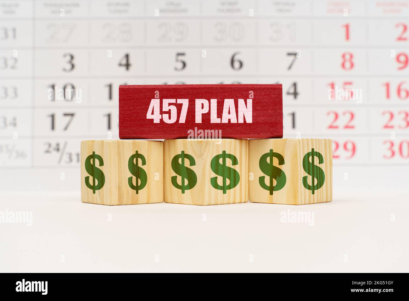 Business-Planungs-Konzept. Vor dem Hintergrund des Kalenders befinden sich Würfel mit dem Bild des Dollars und eine rote Tafel mit der Aufschrift - Stockfoto Business-Planungs-Konzept. Vor dem Hintergrund des Kalenders befinden sich Würfel mit dem Bild des Dollars und eine rote Tafel mit der Aufschrift - Stockfoto