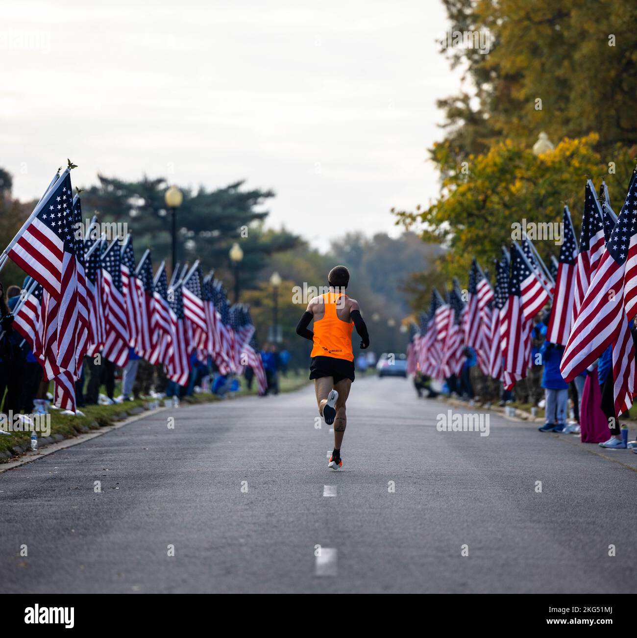 Läufer, die am Marine Corps Marathon 47. teilnehmen, laufen am 30. Oktober 2022 in Hains Point, Washington D.C. durch die „Wear Blue: Run to Remember“-Meile. Der legendäre Kursabschnitt ist eine Hommage an diejenigen, die ihr Leben für dieses Land hingegeben haben. Das Segment umfasst 225 Plakate mit Fotografien der Gesichter der Gefallenen. Stockfoto