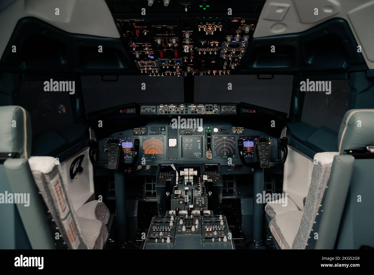 Leeres Pilot-Cockpit mit eingeschaltetem Cockpit auf dem Cockpit in der Nacht, ohne Menschen Stockfoto