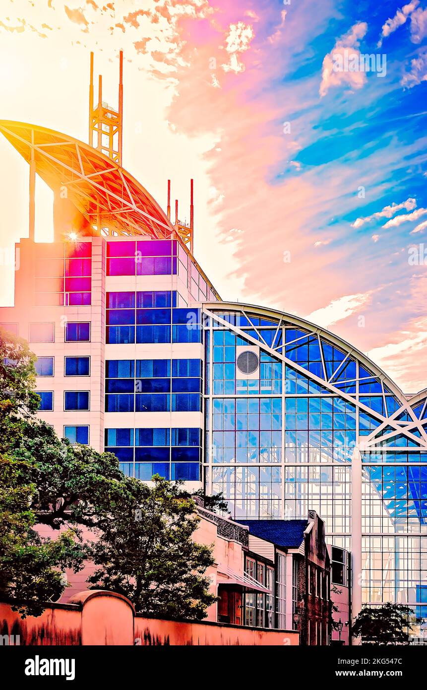 Die Sonne geht auf der Government Plaza, auch bekannt als City-County Administration Building, am 20. November 2022 in Mobile, Alabama, unter. Stockfoto