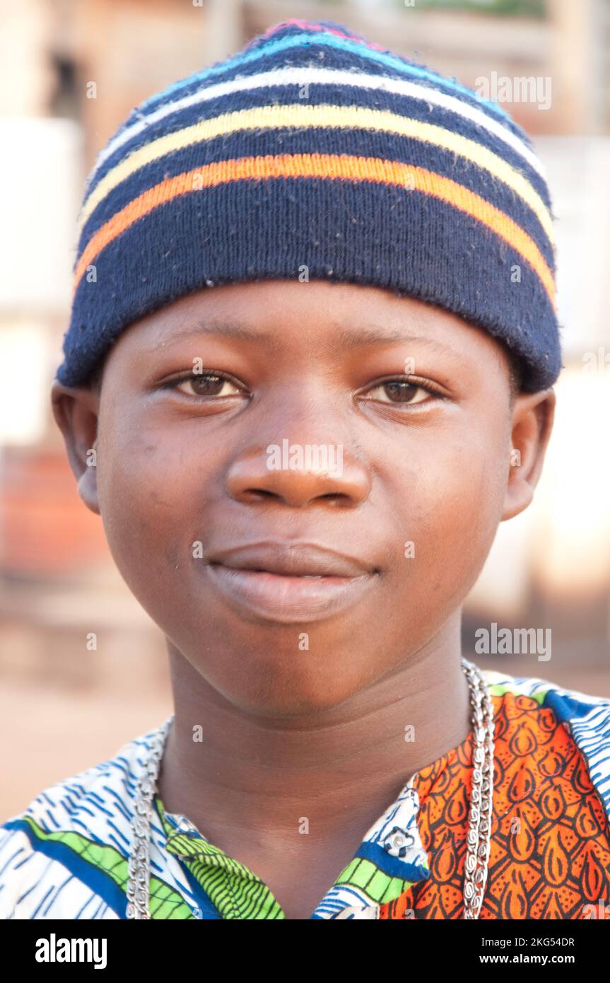 Trendiger junger Mann mit gestreiftem Hut und afrikanischer Kleidung, Azove, Couffo, Benin Stockfoto