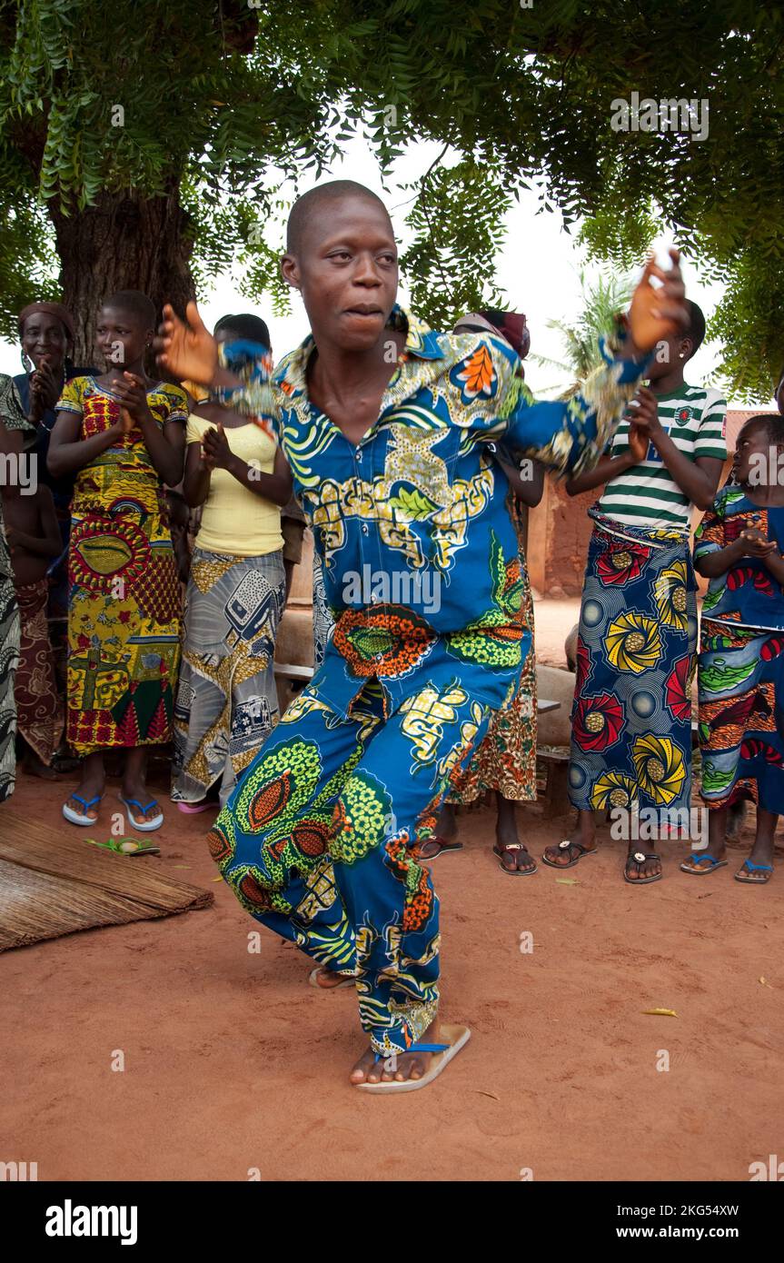 Jugend tanzt traditioneller Beninois-Tanz, in afrikanischem Kleid, Houndjin, Couffo, Benin Stockfoto