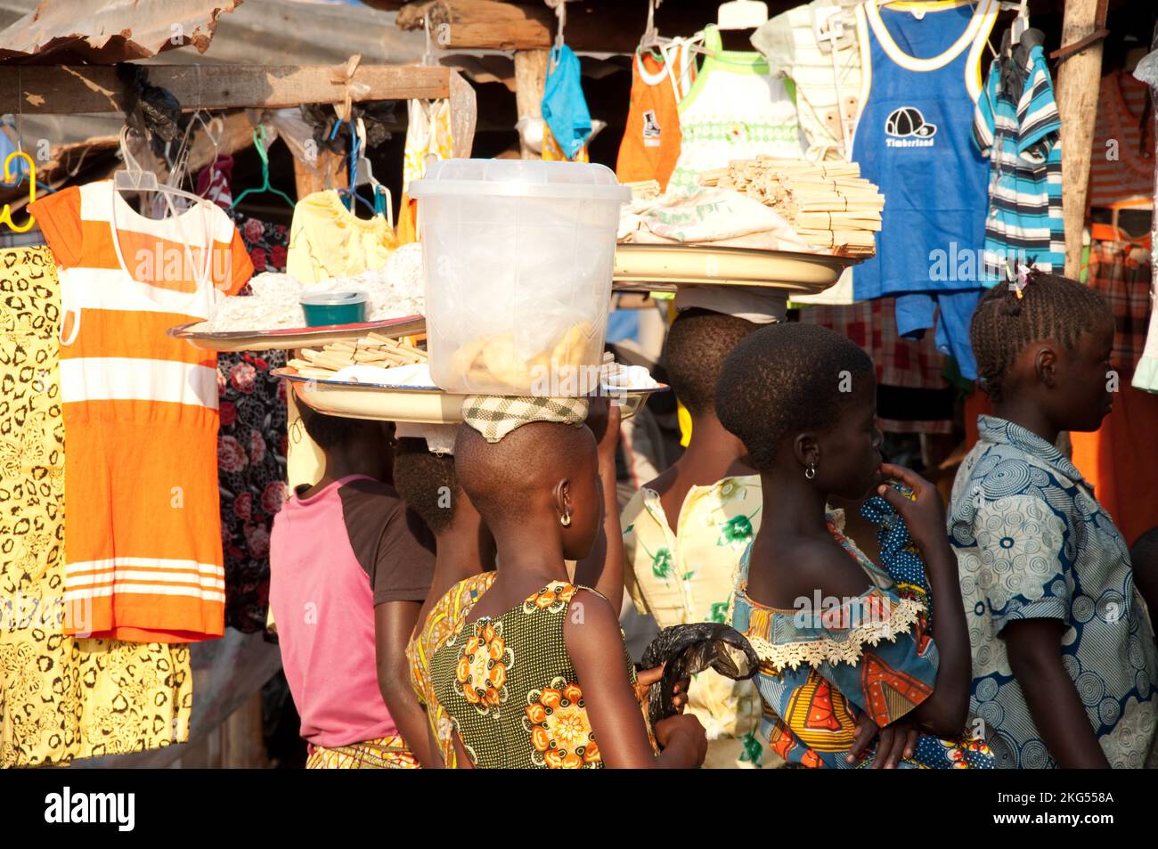 Ambulante Handwerkerinnen (Mädchen), die ihre Waren auf dem Kopf tragen, Azove Market, Couffo, Benin Stockfoto