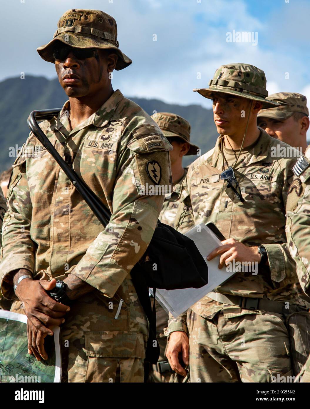 Soldaten der US-Armee, die 1. Bataillons, 27. Infanterie-Regiment, 2. Infanterie-Brigade-Kampfteam, 25. Infanterie-Division und alliierte Nationen zugewiesen wurden, bereiten sich auf die bevorstehenden Feldeinsätze vor Scholfield Barracks, HI, 30. Oktober 2022. Das Joint Pacific Multinary Readiness Center (JPMRC) nutzt Trainingsszenarien speziell für eine Dschungelumgebung, um das 2. Brigade Combat Team, die 25. Infantry Division mit gemeinsamen, verbündeten und verbündeten Kräften unter Bedingungen auszubilden, unter denen sie kämpfen würden, und vermittelt den indo-pazifischen Landstreitkräften das realistische Training, das Rotation 23-01 bietet. JPMRC stärkt Abwehrrel Stockfoto