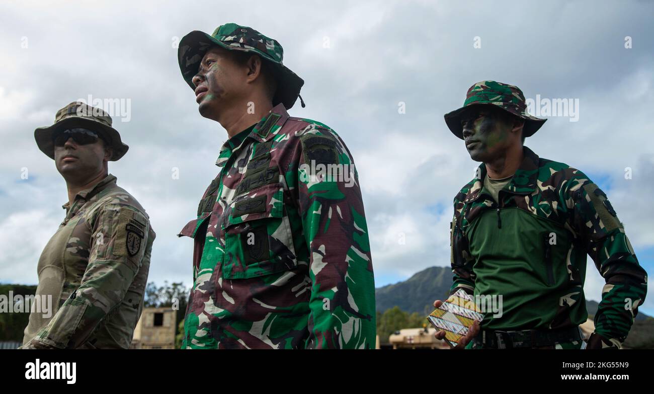 Soldaten der US-Armee, die 1. Bataillons, 27. Infanterie-Regiment, 2. Infanterie-Brigade-Kampfteam, 25. Infanterie-Division und alliierte Nationen zugewiesen wurden, bereiten sich auf die bevorstehenden Feldeinsätze vor Scholfield Barracks, HI, 30. Oktober 2022. Das Joint Pacific Multinary Readiness Center (JPMRC) nutzt Trainingsszenarien speziell für eine Dschungelumgebung, um das 2. Brigade Combat Team, die 25. Infantry Division mit gemeinsamen, verbündeten und verbündeten Kräften unter Bedingungen auszubilden, unter denen sie kämpfen würden, und vermittelt den indo-pazifischen Landstreitkräften das realistische Training, das Rotation 23-01 bietet. JPMRC stärkt Abwehrrel Stockfoto
