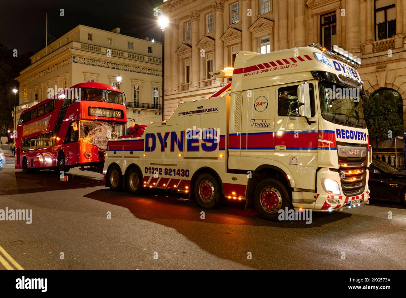 Der Bus 159 zum Piccadilly Circus hat einen Unfall erlitten und wird von einem beeindruckenden Pannenwagen von Dynes Heavy Recovery ltd zurückgeholt Stockfoto