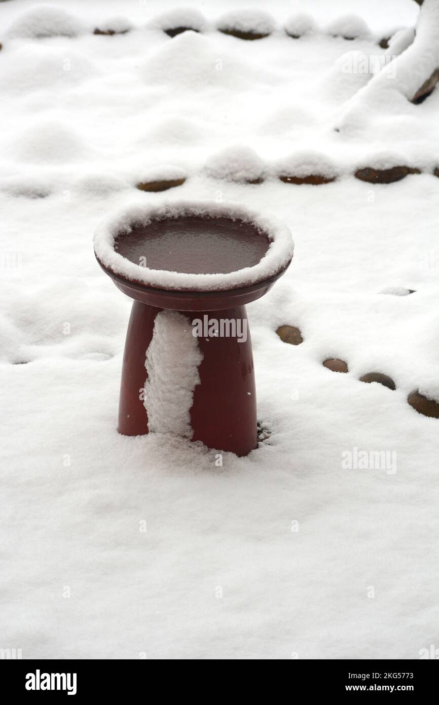 Eis im vogelbad -Fotos und -Bildmaterial in hoher Auflösung – Alamy