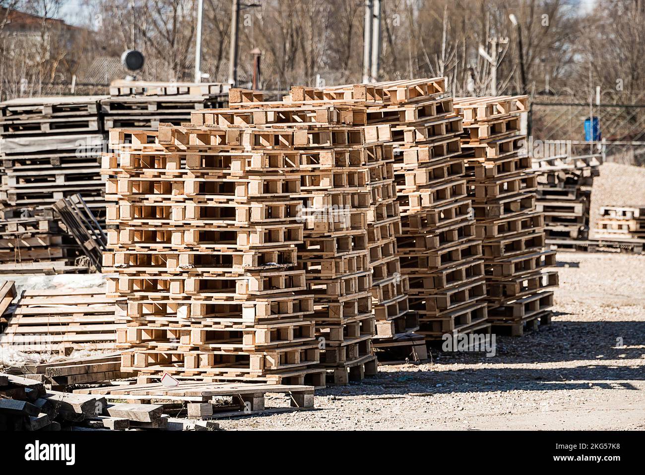 Stapel Holzpaletten im Lagerhaus Industrielle Logistik und Transport. Paletten auf der Baustelle. Stockfoto