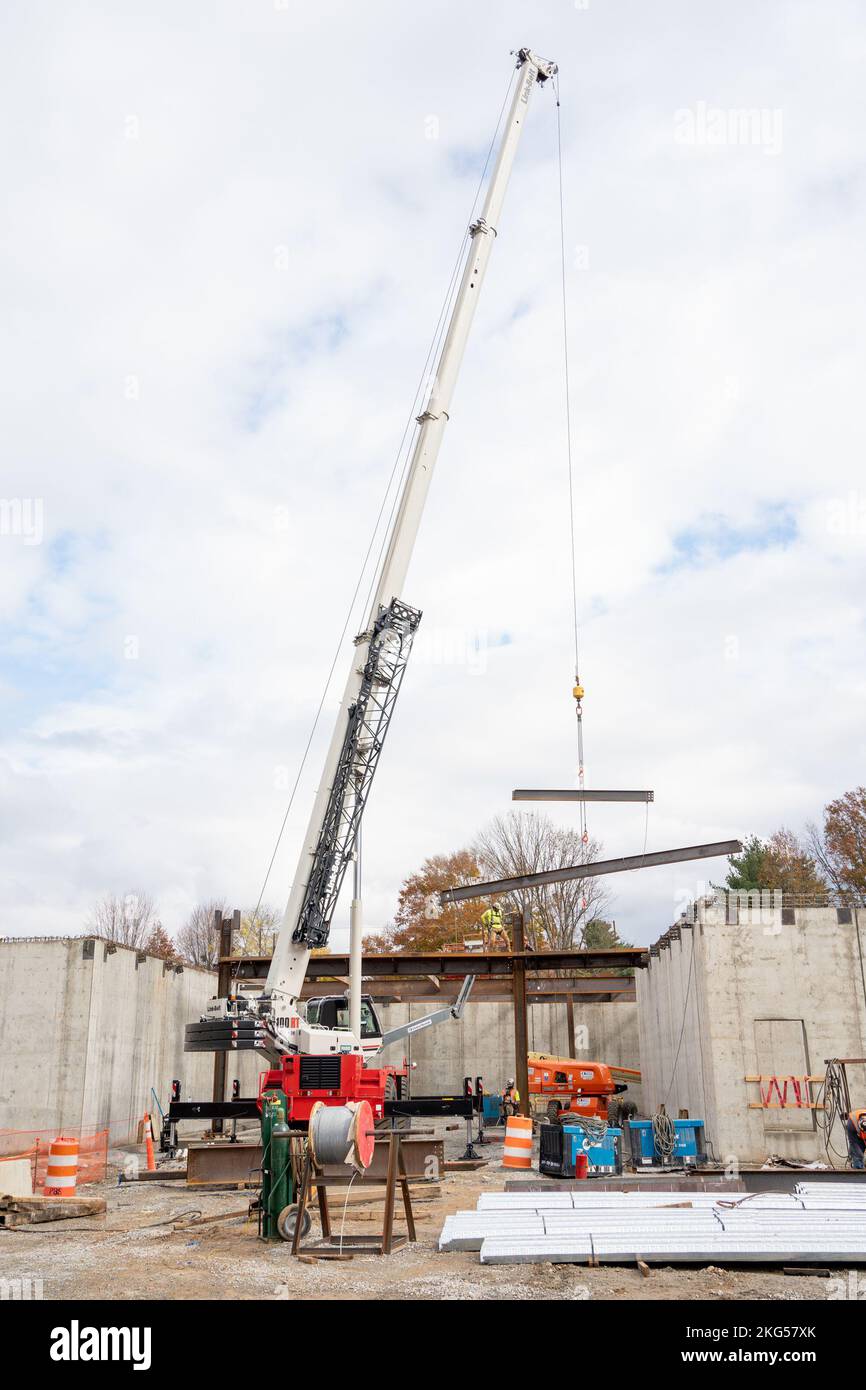 Die Arbeiten am Standort des neuen Louisville VA Medical Center in Louisville, Kentucky, werden am 31. Oktober fortgesetzt. Die Stahlbaukonstruktion wurde vor kurzem eingesetzt, da die Betonplatzierung für die Kellerwände und die Erdarbeiten auf dem Gelände fortgesetzt werden. Das neue Full-Service-Krankenhaus mit 104 Betten wird mehr als 45.000 Veteranen eine erstklassige Gesundheitsversorgung bieten. Die Bauarbeiten werden voraussichtlich 2026 abgeschlossen sein. Stockfoto