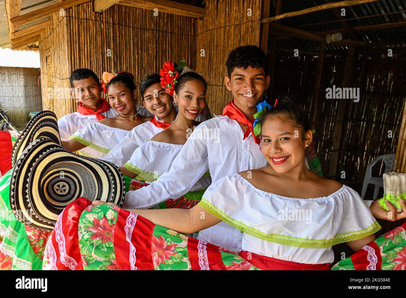 Die Cumbia ist ein Folklore-Genre und Tanz. Es ist eine Mischung aus afrikanischen, indianischen und europäischen Stilen und verwendet Musikinstrumente wie Trommeln, Flöten, Maracas und Akkordeons. Kolumbianische Cumbia, ist ein musikalischer Rhythmus und traditioneller Volkstanz aus Kolumbien. Es besteht aus drei verschiedenen Kulturen, der amerikanischen Indianer, Afrikaner und Spanier, die das Ergebnis der langen und intensiven Begegnung dieser Kulturen während der Eroberung und der Kolonie sind. Stockfoto