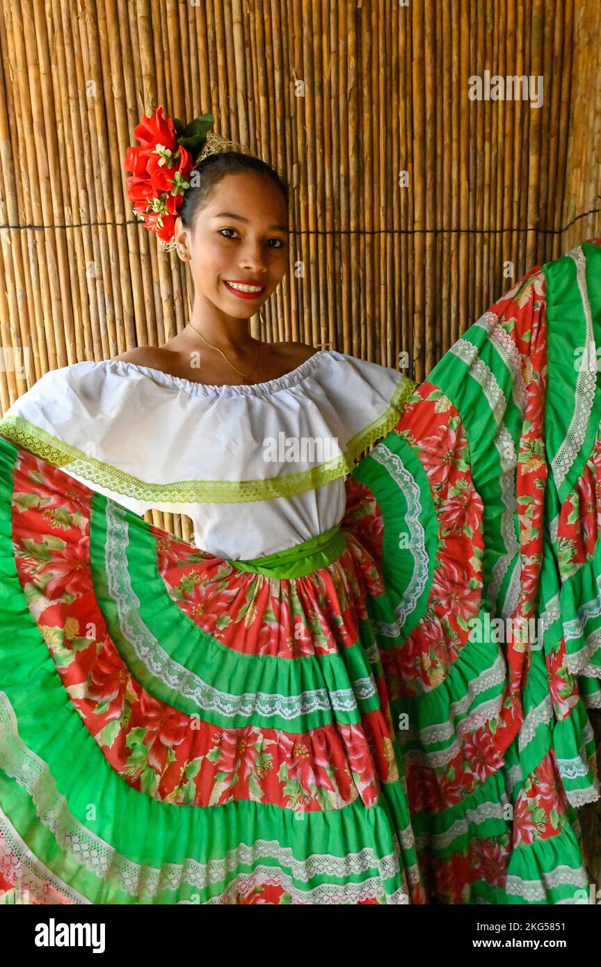 Die Cumbia ist ein Folklore-Genre und Tanz. Es ist eine Mischung aus afrikanischen, indianischen und europäischen Stilen und verwendet Musikinstrumente wie Trommeln, Flöten, Maracas und Akkordeons. Kolumbianische Cumbia, ist ein musikalischer Rhythmus und traditioneller Volkstanz aus Kolumbien. Es besteht aus drei verschiedenen Kulturen, der amerikanischen Indianer, Afrikaner und Spanier, die das Ergebnis der langen und intensiven Begegnung dieser Kulturen während der Eroberung und der Kolonie sind. Stockfoto
