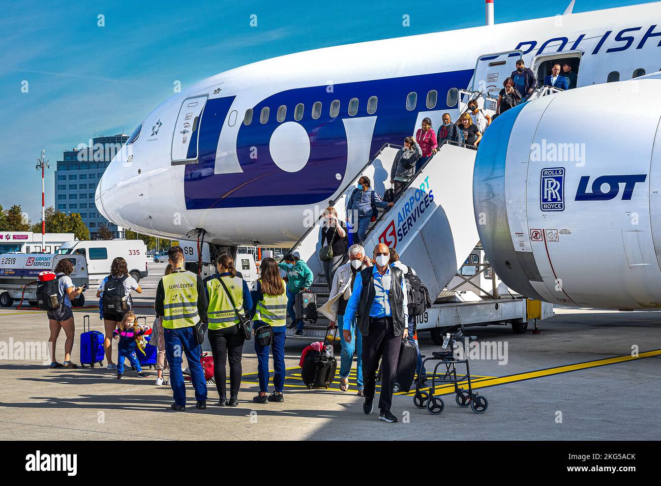 Flughafen Fryderyk Chopin - der größte Flughafen in Polen und gleichzeitig einer der größten in Mitteleuropa. Dreamliner-Flugzeug auf der Rollbahn. Stockfoto