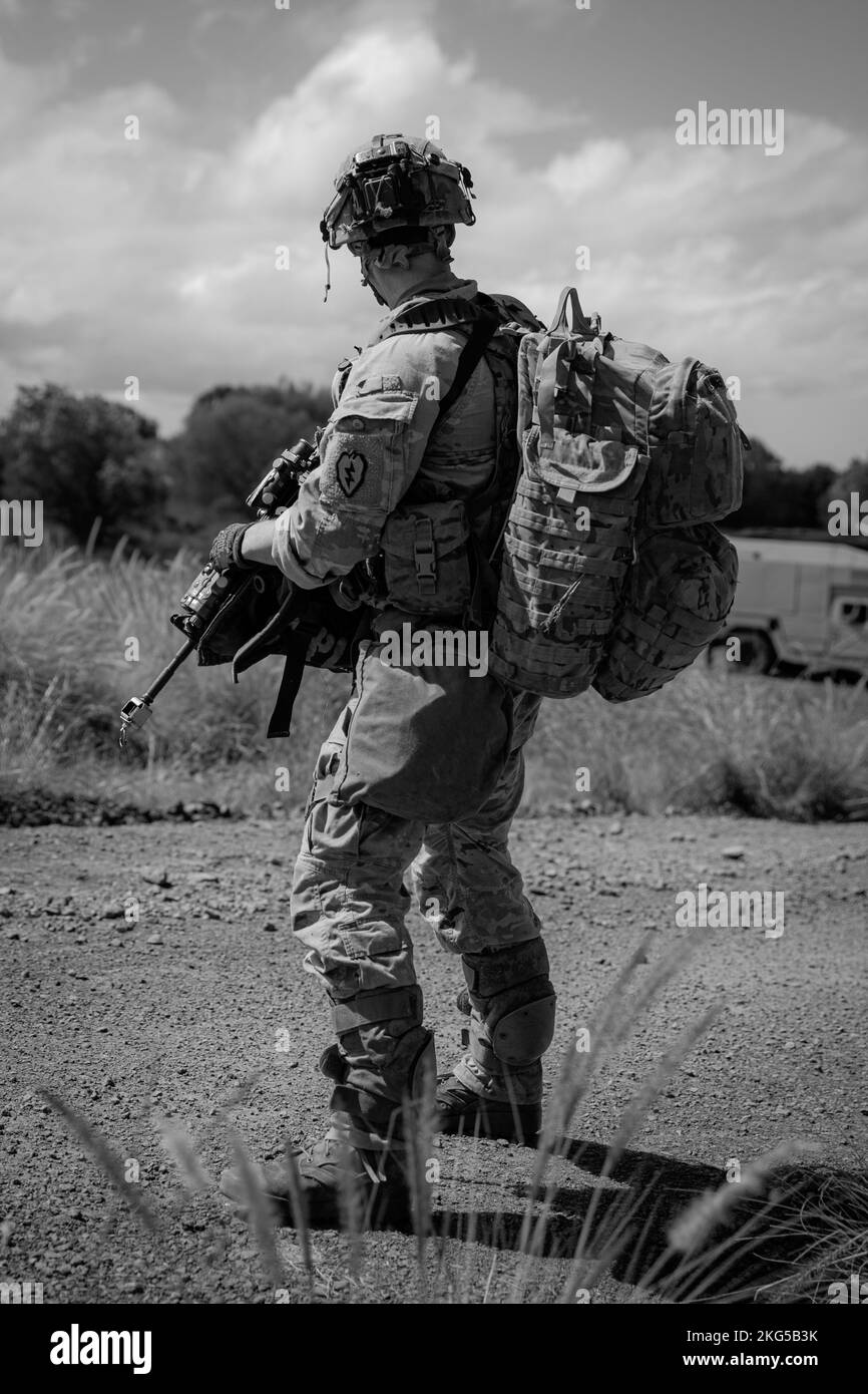 Ein US-Armeesoldat mit 2. Brigaden-Infanterie-Kampfteam, 25. Infanterie-Division, überprüft, ob sein Team während der Rotation des Joint Pacific Multinary Readiness Training Center 23-01 im Pohakuloa Training Area, Hawaii, 31. Oktober 2022, hinter ihm ist. JPMRC 23-01 ist ein regionales Kampftrainingszentrum (CTC), das die Kampfbereitschaft in der Americas Pacific Division stärkt und eine Schlüsselrolle in der Zusammenarbeit der Armeekräfte mit unseren regionalen Verbündeten und Partnern darstellt. Stockfoto