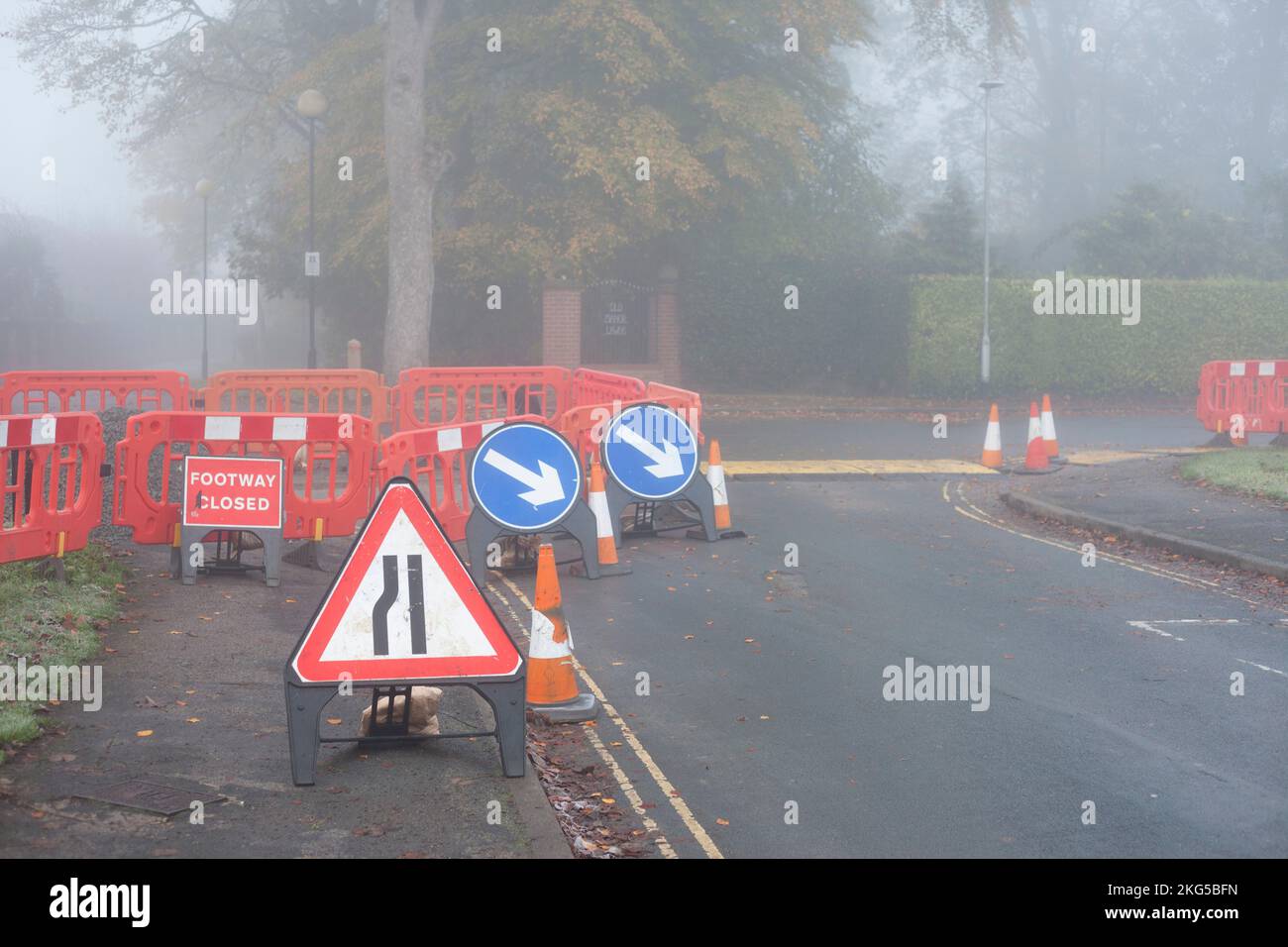 Straßenarbeiten mit Barrieren und Schildern Long Lane Beverley East Yorkshire UK November 2022 Stockfoto