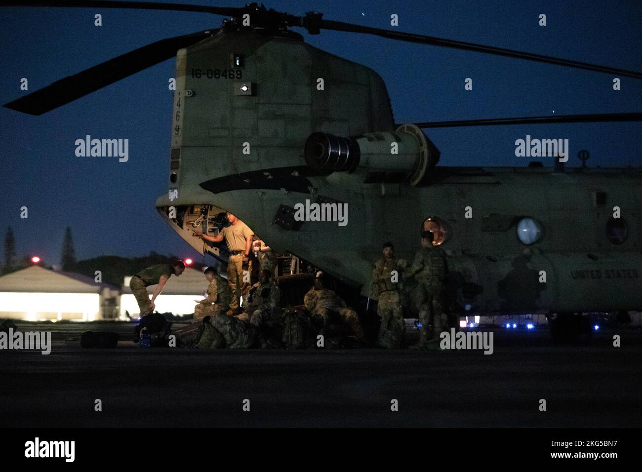 Soldaten der US-Armee aus dem General Support Aviation Bataillon (GSAB) 3-25, 25. Infanterie-Division, bereiten sich auf den Flug während des Joint Pacific Multinal Readiness Center (JPMRC) auf Schofield Barracks, Hi., 1. November 2022 vor. Die 3-25 GSAB ist beauftragt, AH-64 Apaches während der JPMRC aufzutanken. Stockfoto
