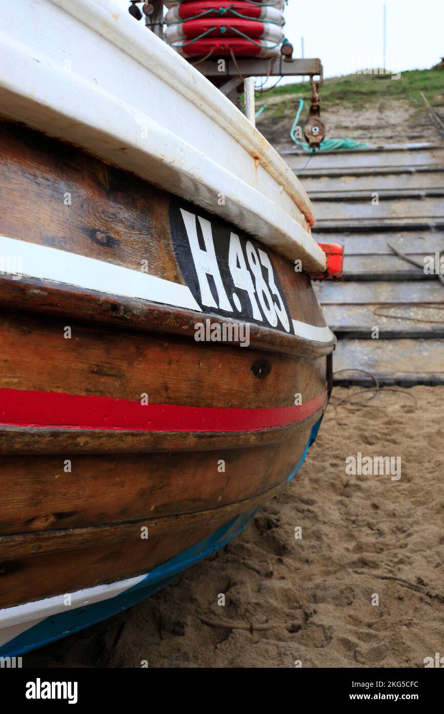 Coble - ein kleines traditionelles hölzernes Fischerboot Flamborough North Landing Stockfoto