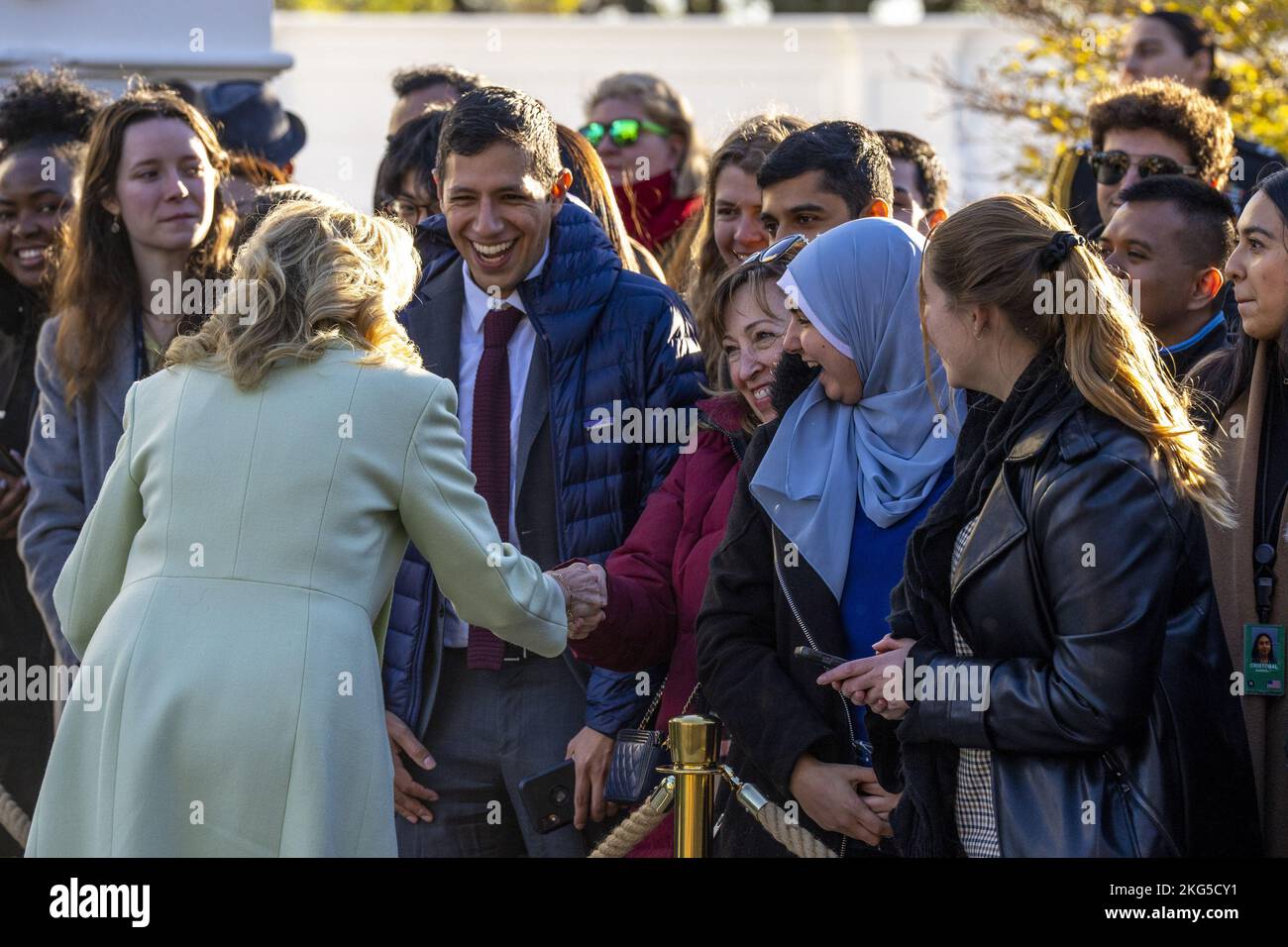 Washington, Usa. 21.. November 2022. First Lady Jill Biden schüttelt die Hände mit den Gästen, nachdem sie am Montag, den 21. November 2022, den offiziellen Weihnachtsbaum des Weißen Hauses 2022 im Weißen Haus in Washington, DC, erhalten hatte. Die First Lady wird von ihrer Mutter, Frau Kelly Hokanson, der Gattin des Generalstabs der Nationalgarde, Daniel Hokanson, begleitet. Foto von Ken Cedeno/UPI Credit: UPI/Alamy Live News Stockfoto