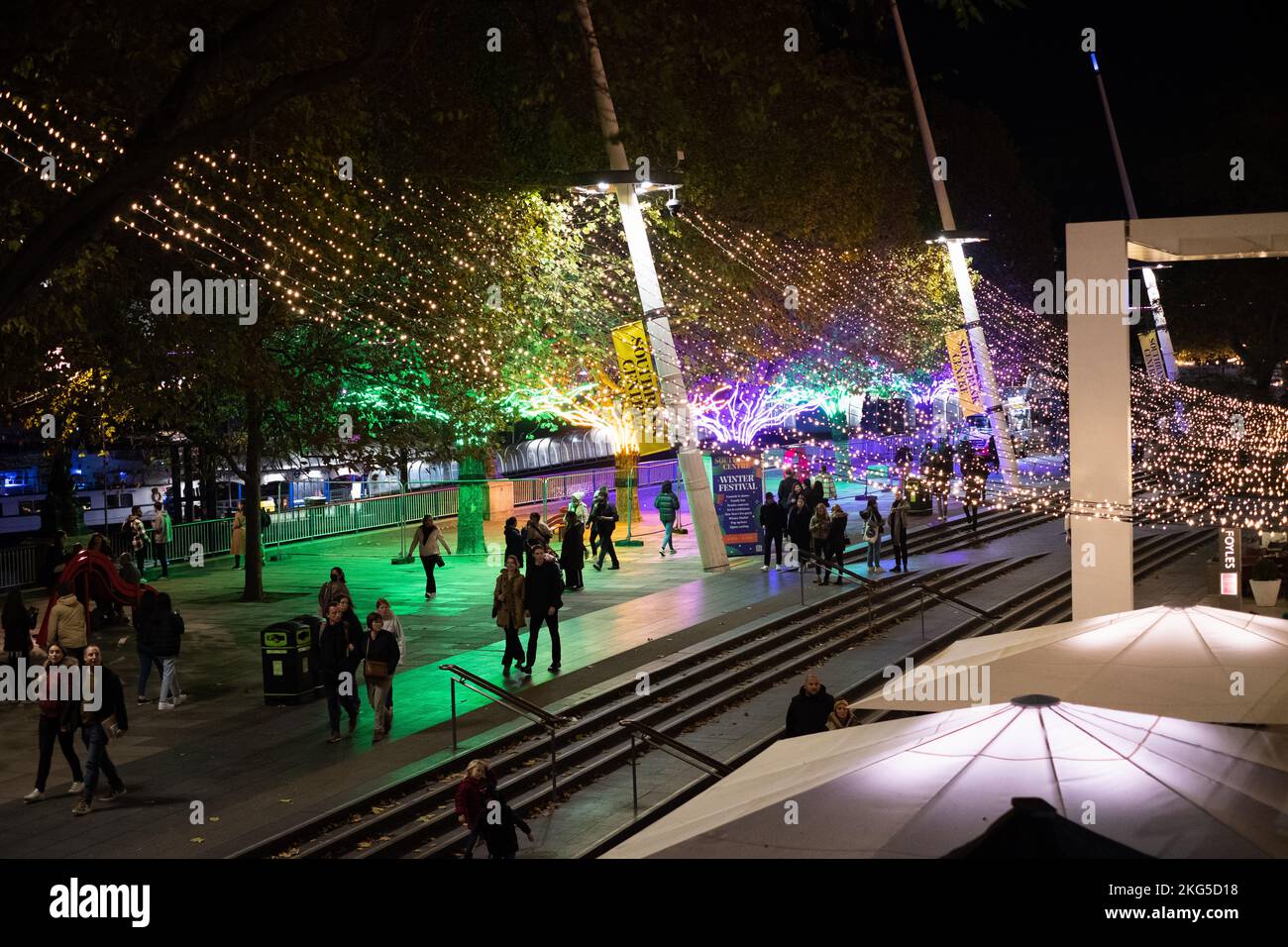 London, Großbritannien - 4. November 2022: Southbank Centre Winter Market. Weihnachtsbeleuchtung in London. Stockfoto