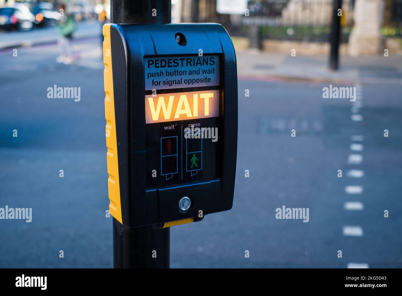 Fußgänger-Ampelschalter am Fußgängerübergang für sicheres Überqueren. Sicherheit für Fußgänger in der Großstadt London. Stockfoto
