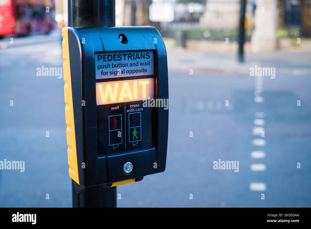 Fußgänger-Ampelschalter am Fußgängerübergang für sicheres Überqueren. Sicherheit für Fußgänger in der Großstadt London. Stockfoto