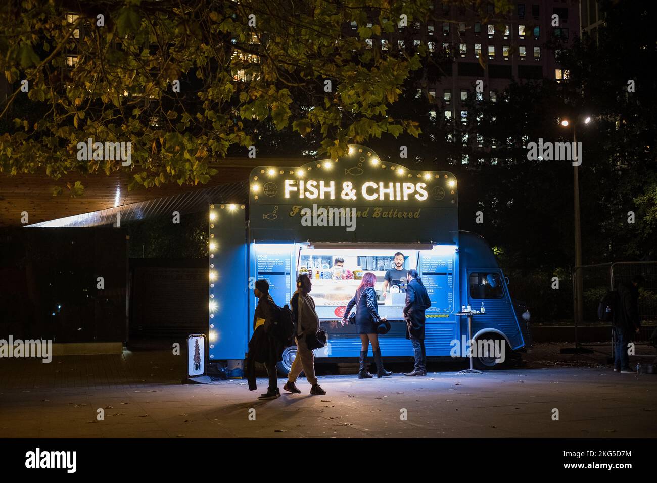 London, Großbritannien - 4. November 2022: Mobiler Imbissstand für Fisch und Chips am Southbank Centre Winter Market. Traditionelles englisches Essen. Stockfoto