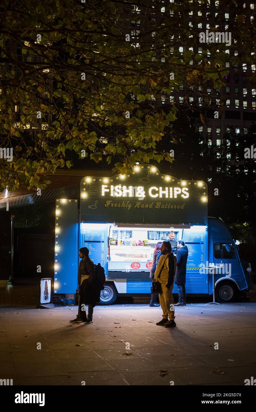 London, Großbritannien - 4. November 2022: Mobiler Imbissstand für Fisch und Chips am Southbank Centre Winter Market. Traditionelles englisches Essen. Stockfoto