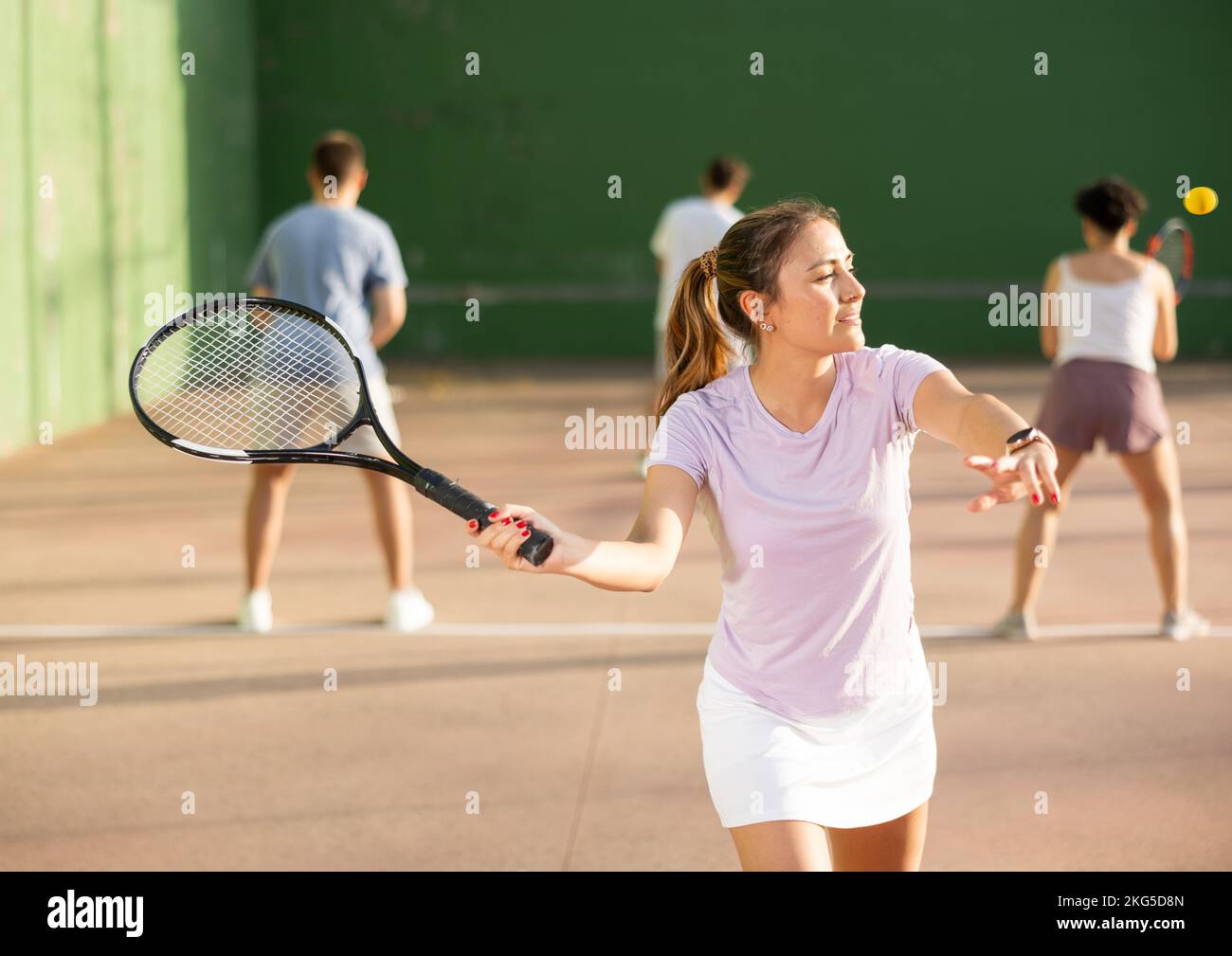 Frau Pelota Spieler schlagen Ball mit Schläger Stockfoto