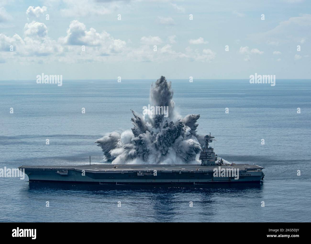 Der Flugzeugträger USS Gerald R. Ford (CVN 78) schließt das dritte und letzte geplante explosive Ereignis der Full Ship Shock Trials erfolgreich ab, während er am 8. August 2021 im Atlantik unterwegs war. Die US Navy führt Schockversuche an neuen Schiffsdesigns mit Live-Sprengstoffen durch, um zu bestätigen, dass unsere Kriegsschiffe auch unter harten Bedingungen, denen sie im Kampf begegnen könnten, weiterhin anspruchsvolle Missionsanforderungen erfüllen können. Stockfoto
