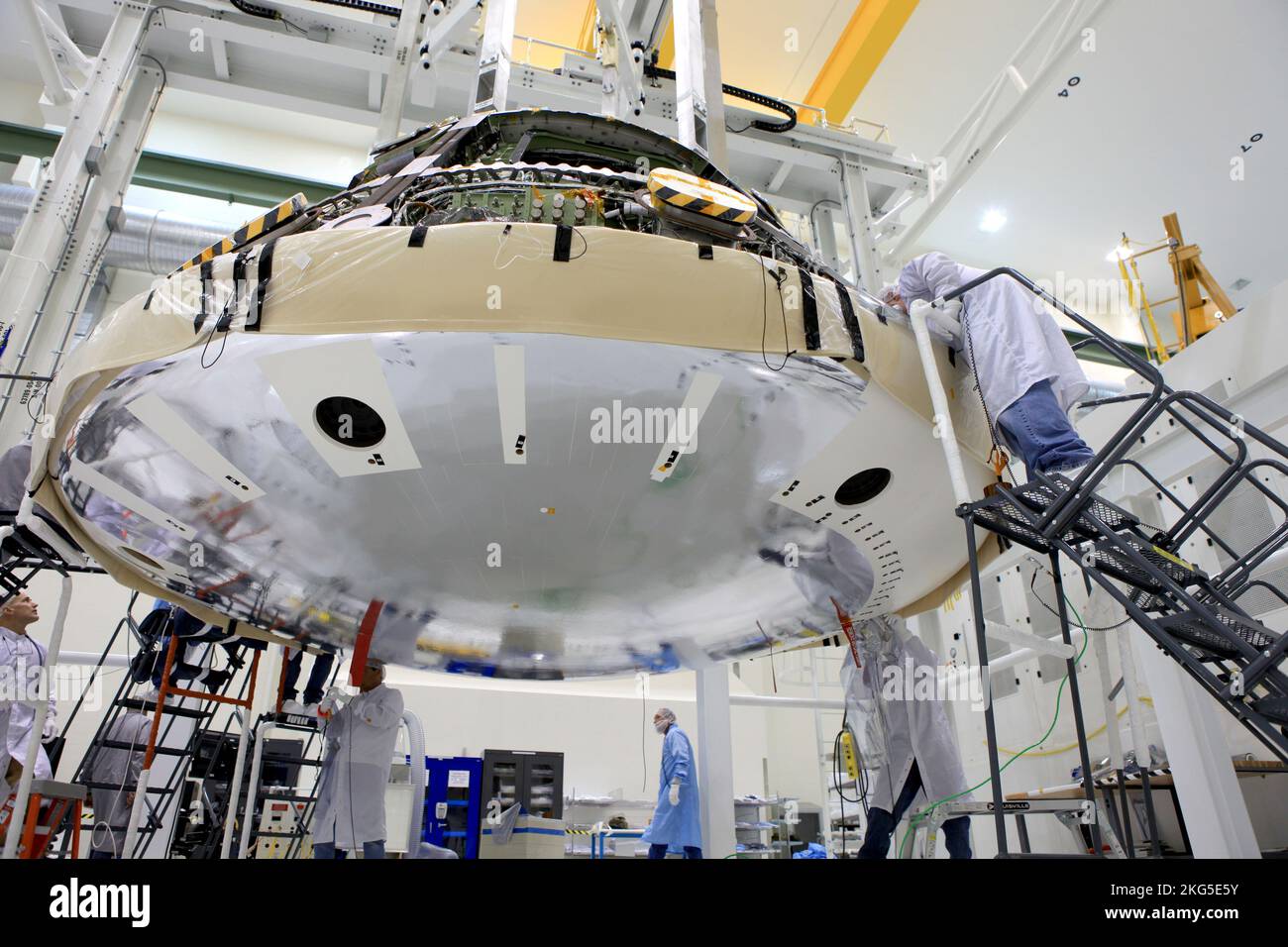 Usa. 30.. Mai 2014. Der größte Hitzeschild der Welt mit einem Durchmesser von 16,5 Fuß wurde erfolgreich an das Raumschiff Orion angebracht. Der Hitzeschutz besteht aus einem einzigen nahtlosen Stück Avcoat Ablator. Es wird auf dem ersten Flug von Orion im Dezember 2014 getestet, da es das Raumschiff vor Temperaturen von bis zu 4000 Grad Fahrenheit schützt. Der unbemannte Flug, genannt Exploration Flight Test-1 (EFT-1), wird die Raumsonde auf mögliche Missionen testen, die Astronauten zu einem Planeten und schließlich zum Mars schicken werden. EFT-1 wird eine unbemundete Orion-Kapsel 3.600 Meilen in den Weltraum für eine bringen Stockfoto