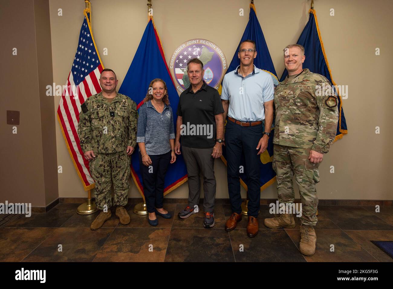 ASAN, Guam (Okt 4, 2022) - Kommandant der gemeinsamen Region Marianas (JRM) hinten ADM. Benjamin Nicholy begrüßte die Kongressabgeordnete Debbie Wasserman Schultz, ihre Delegation des Kongresses und hochrangige Militärbeamte im JRM-Hauptquartier für eine geplante Tour und ein Treffen am 4. Oktober. Nicholson, Wasserman Schultz und führende Persönlichkeiten diskutierten im INDOPACOM-Theater Fragen der nationalen Sicherheit und der MILCON-Entwicklung. Stockfoto