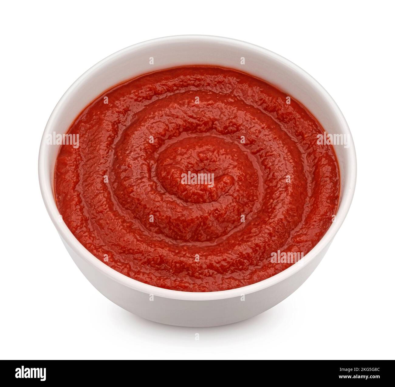 Ketchup in Schüssel isoliert auf weißem Hintergrund, Draufsicht Stockfoto