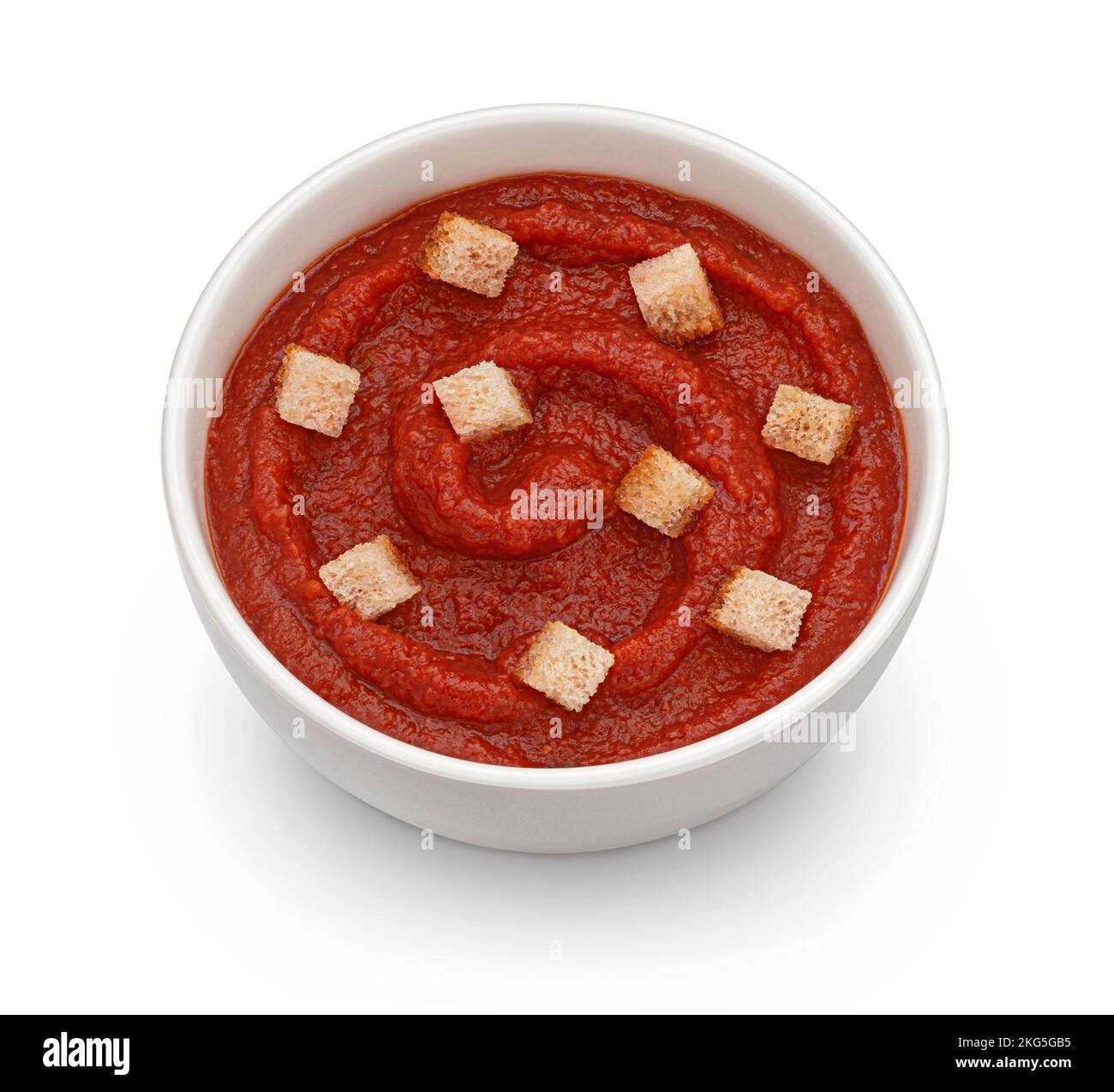 Tomatensuppe mit Croutons auf weißem Hintergrund isoliert Stockfoto